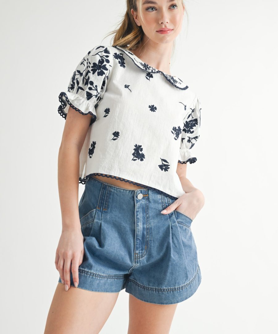 Scalloped-trim Floral-embroidered Cropped Peter Pan Collar Top