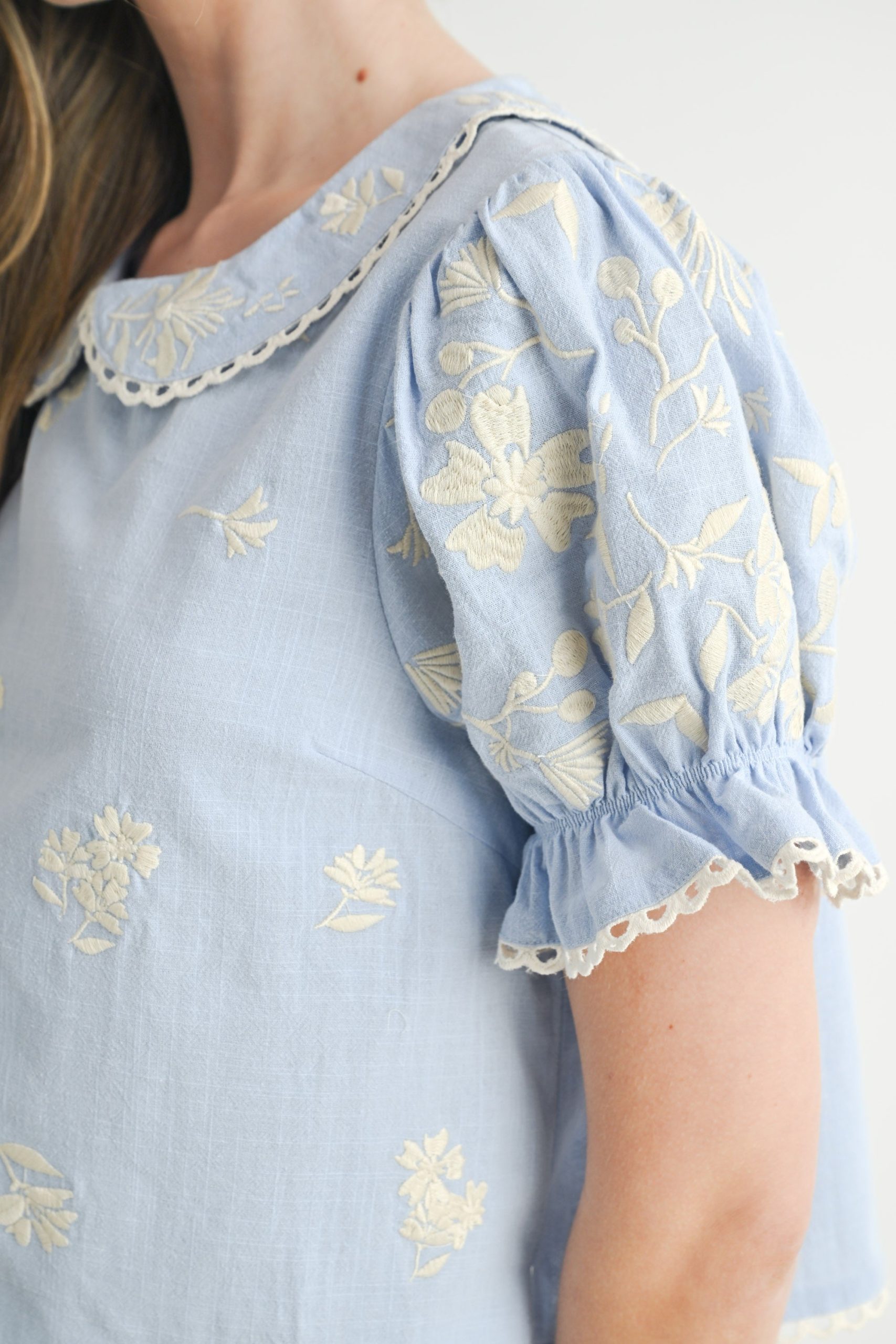 Scalloped-trim Floral-embroidered Cropped Blouse - Image 7